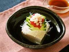 梅と天かすのプチプチ冷奴