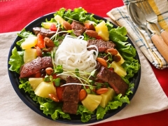 【NEW】マロニーと牛肉ステーキのパワフルサラダ